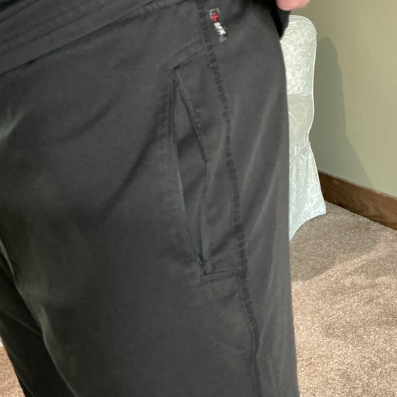 Grey’s Anatomy Black V-Neck Scrub Top and Jogger Pants Set - Picture 4 of 6